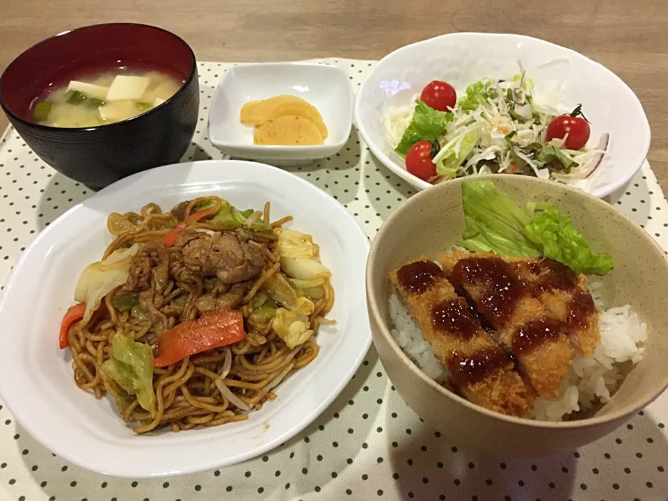 焼きそば・ミニとんかつ丼・サラダ・たくあん・豆腐ワカメ味噌汁〜1/11晩御飯|まーままさん