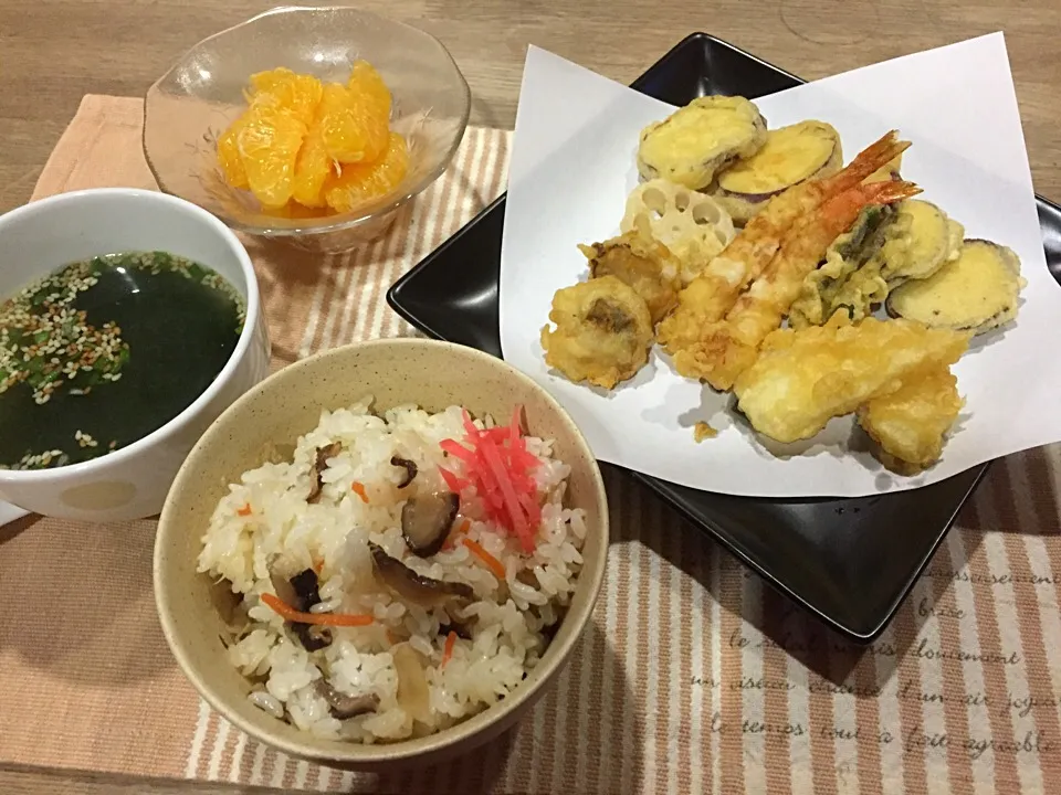 海老イカ帆立天ぷら&サツマイモ天ぷら・五目混ぜご飯・わかめスープ・伊予柑〜1/13晩御飯|まーままさん