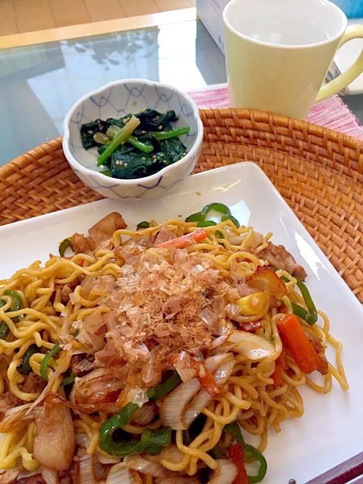 お昼は焼きそば。残り野菜と、冷蔵庫の調味料でテキトーに作ってみた😋なかなか美味し❤️|Tomomi Booさん