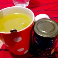 Snapdishの料理写真:Green tea and ashitaba yellow sap tea with pure raw honey from coffee blossom|kumelzさん