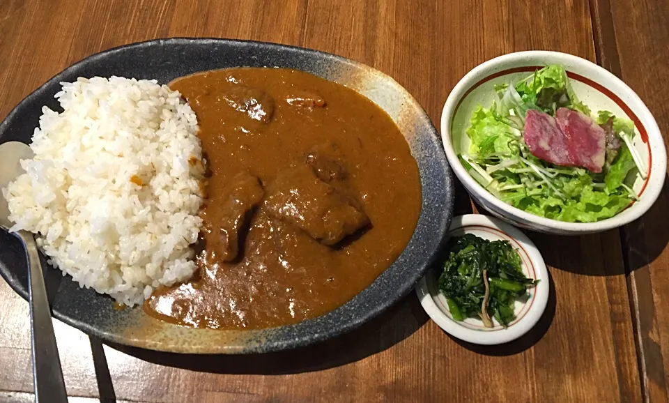 Snapdishの料理写真:昨夜カレー屋に行きながらもカレーを食べず、別のお店で牛タンカレーを食べる不届きもの😑このお店の牛タン焼き美味しいのだけどランチ代に二千円超えは貧乏人には無理ですわ😢|にゃあ（芸名）さん