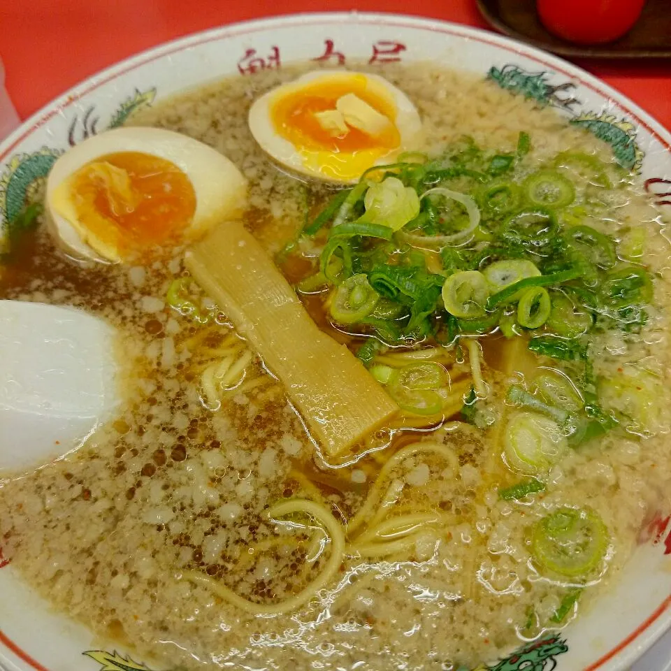 魁力屋。特製醤油味玉らーめん。見た目より全然あっさり、好きです。けっこう行きます。|のーなさん