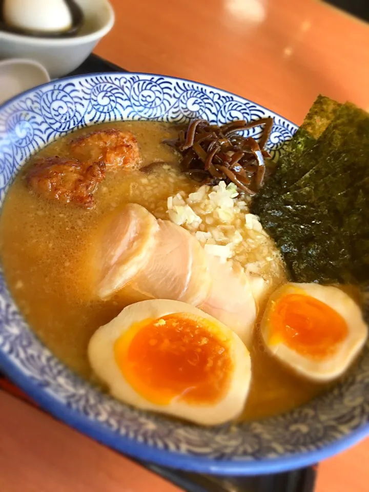 お昼

濃厚鶏白湯ラーメン…醤油|Satoshi Sakairiさん