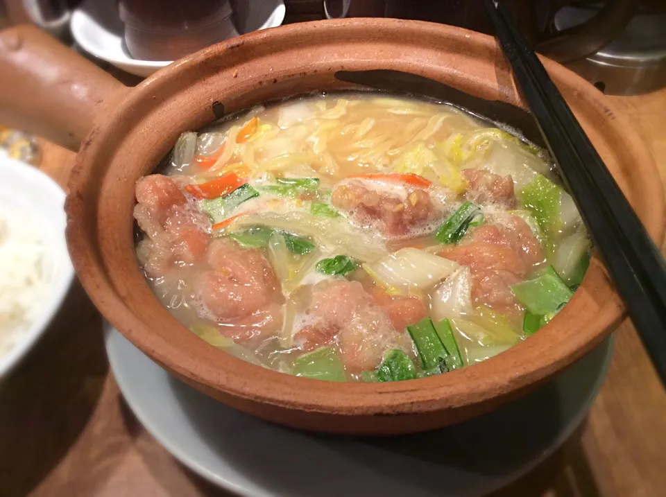 寒い日には鍋に麺を入れて🍜😋
「鳥のブツ切りたっぷり生姜麺」|アライさんさん