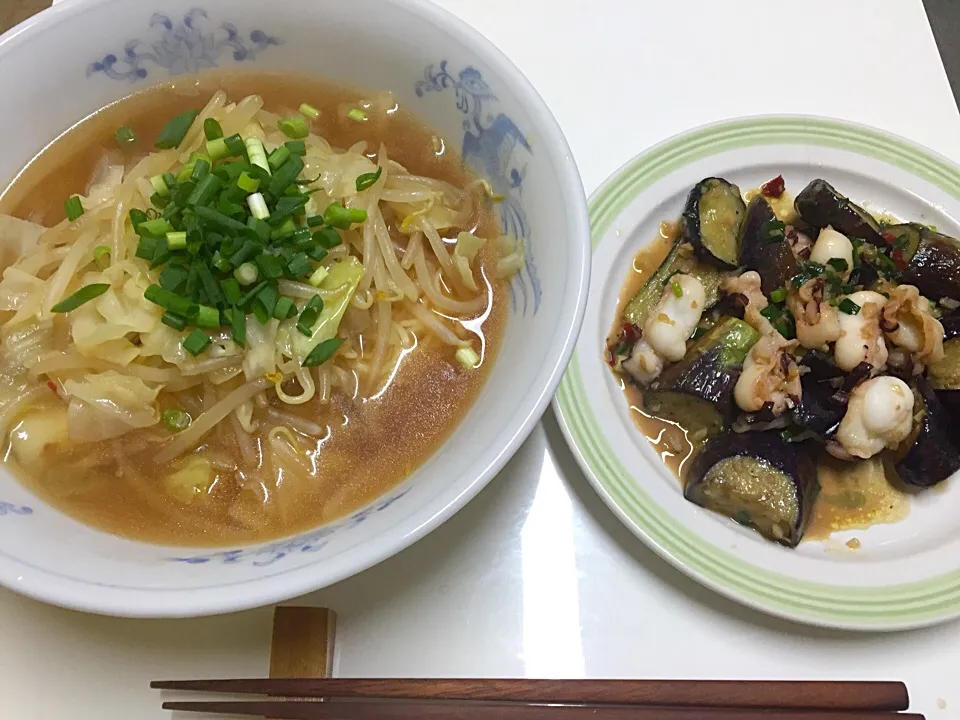 Snapdishの料理写真:今日の晩ご飯です。
あご出汁スープのラーメンと
タコ、ナスのガーリック炒め|utayataさん