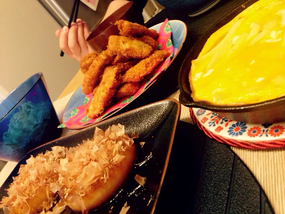 Snapdishの料理写真:ジャガイモのスパニッシュオムレツ&もうかさめのフライ&大根ステーキ&ツナとキャベツのサラダ|Yuriさん