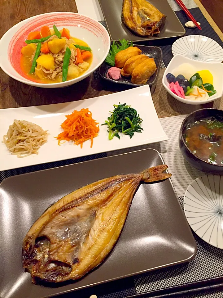 今日はヘルシー和食🍚ホッケ🐟肉じゃが、三色ナムル🌿お漬物、買って来たお稲荷さん、シジミのお味噌汁💛|まみりんごさん