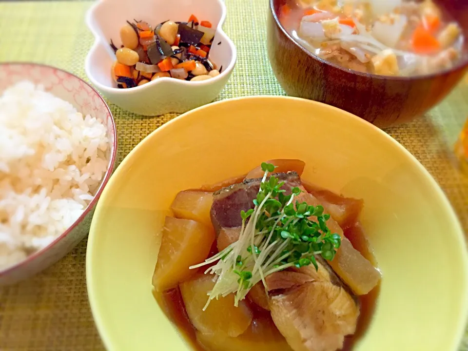 和定食🇯🇵
ブリ大根、ヒジキ入り五目豆、豚汁|Akiko Furukawaさん