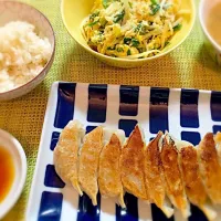 Snapdishの料理写真:中華定食🇨🇳
子供達に餃子の包みと焼きを手伝って貰っての焼餃子、舞茸入りフカヒレスープ、モヤシ入りニラ玉|Akiko Furukawaさん