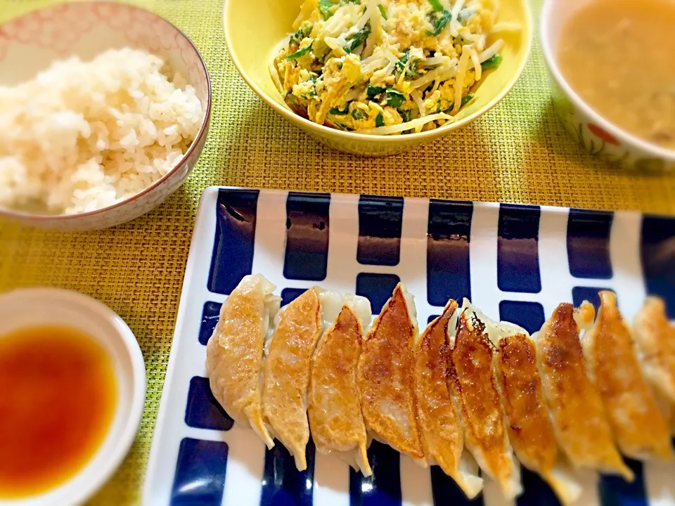 中華定食🇨🇳
子供達に餃子の包みと焼きを手伝って貰っての焼餃子、舞茸入りフカヒレスープ、モヤシ入りニラ玉|Akiko Furukawaさん