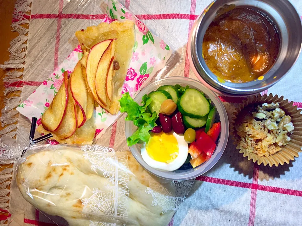 バターチキンカレー、ナン、サラダ、リンゴとレーズンのタルト弁当💕|miam miamさん