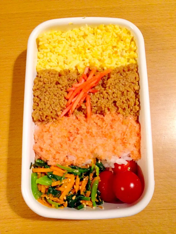 3色丼弁当

桜でんぶ
鶏そぼろ
たまご
小松菜とにんじんのナムル
プチトマト|korieさん