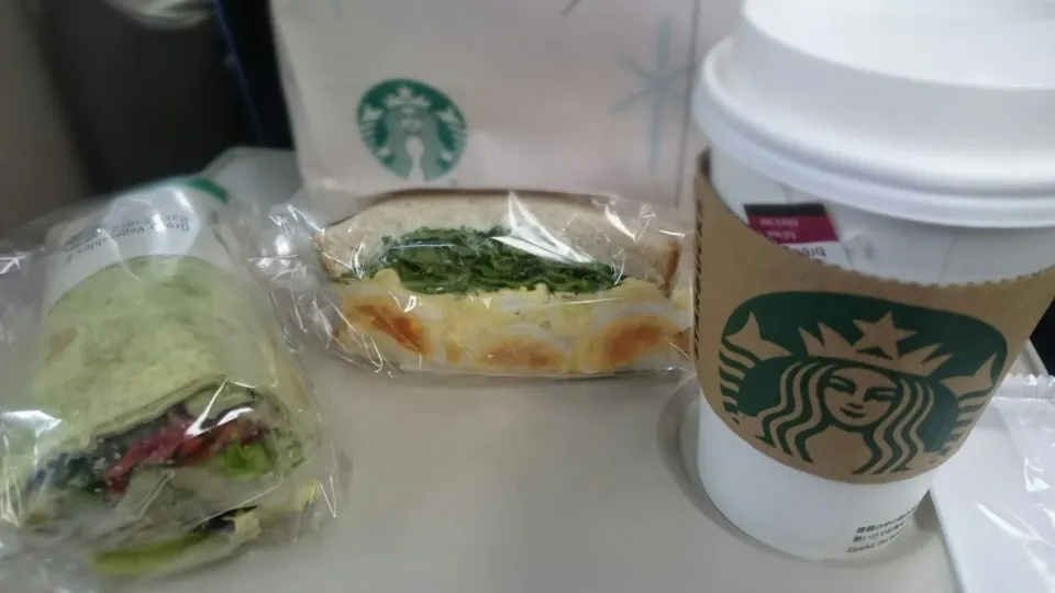 Egg Sandwich, Green Vegetable & Basil Sauce, English Breakfast Tea Latte|ボンゴさん