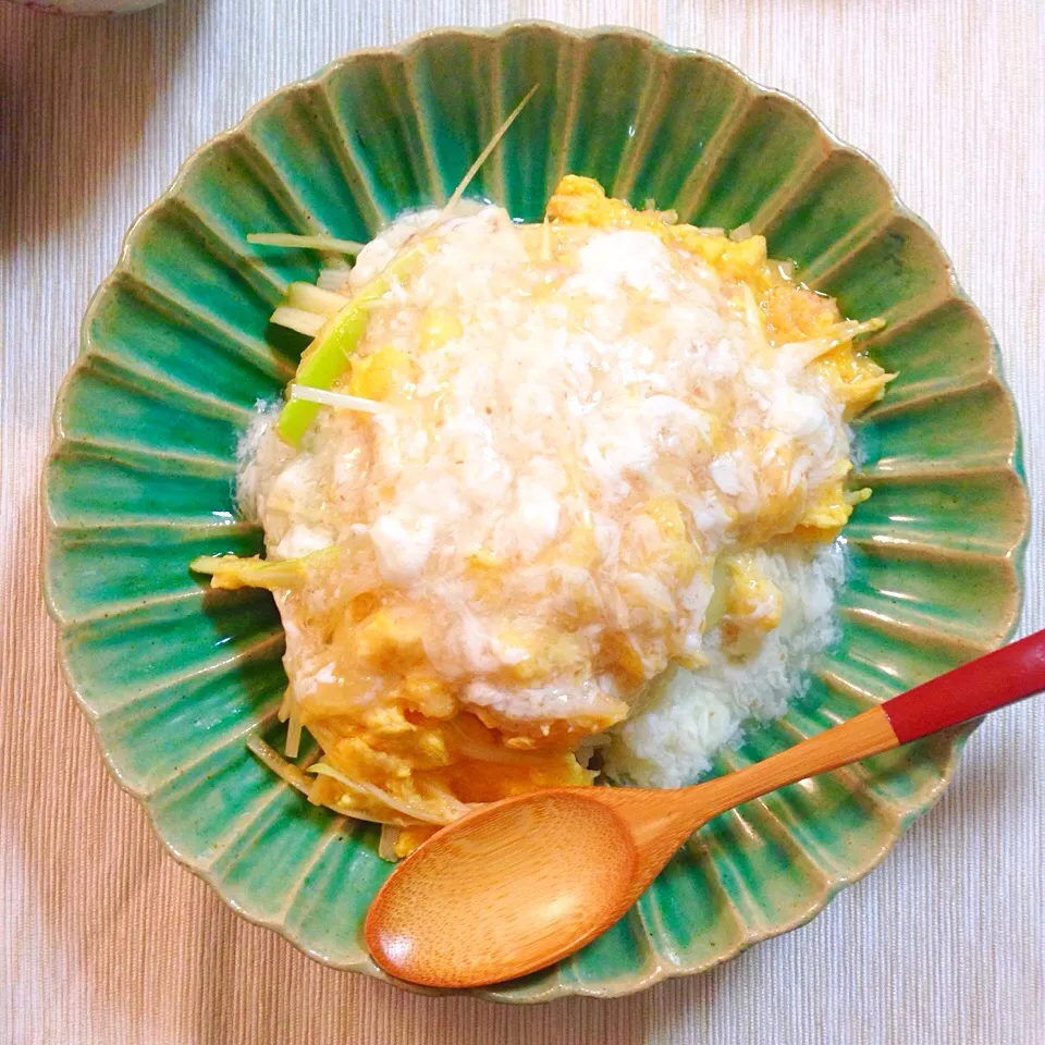 淡雪天津飯  chi-fuシェフのレシピ
ご飯に混ぜ込んだ青梗菜がシャキシャキ旨し！卵には山芋すりおろしと、白ネギ、蟹缶が入ってふわふわ。|kctreeさん