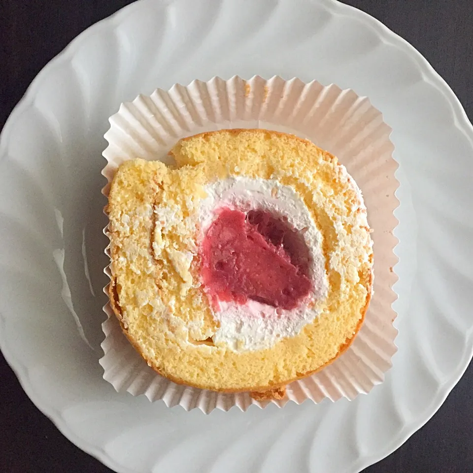 Snapdishの料理写真:【長崎バイオパーク】いちごロールケーキ|Runaさん