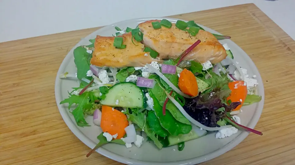 pan roasted salmon fillett with mixed green salad and feta|JCさん