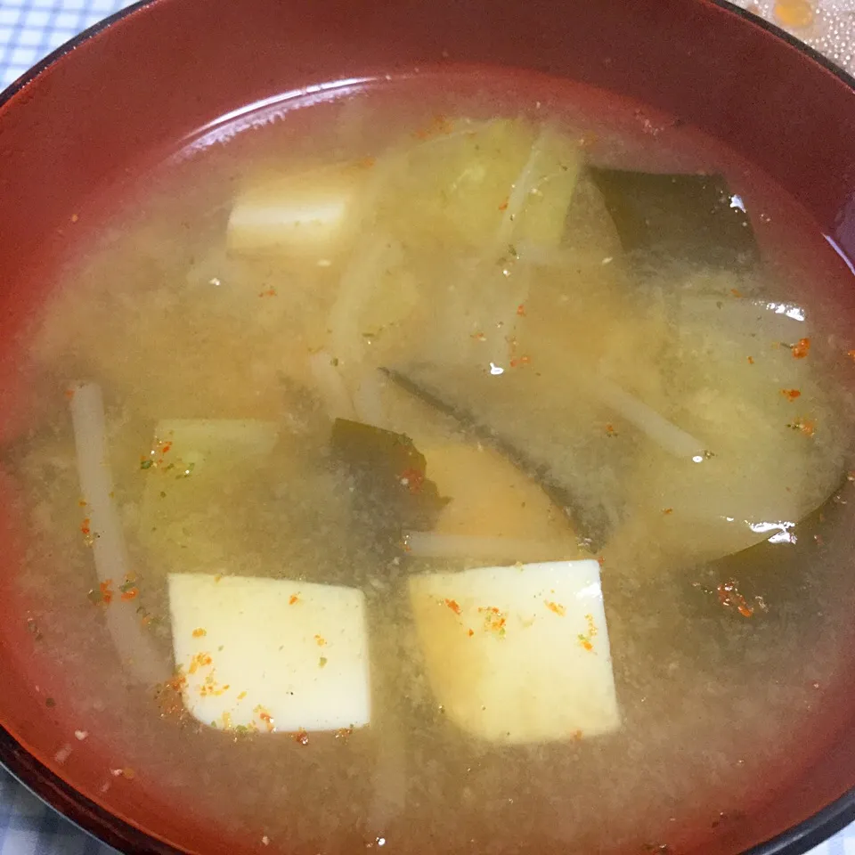 Snapdishの料理写真:もやし、豆腐、わかめ、白菜の味噌汁|sakumaさん