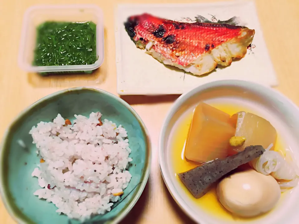 2016年1月27日(水)夕飯
肝機能改善-赤魚
癌の発生を抑えたり血栓防止や肝機能強化に良いとのことで❤︎|hiroeさん