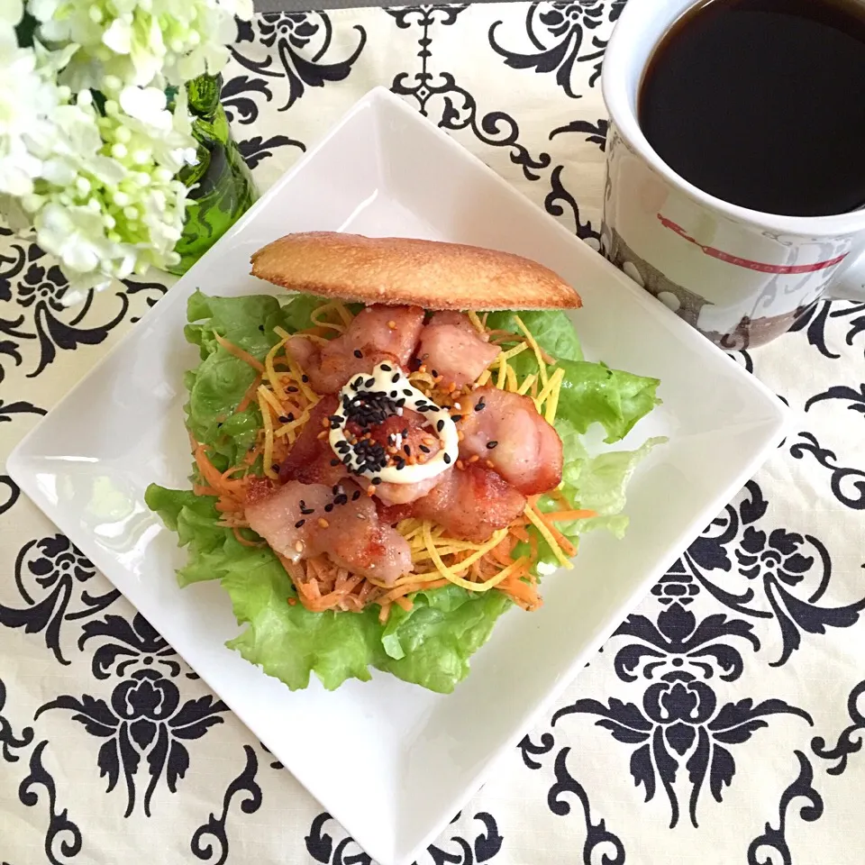 Snapdishの料理写真:塩ぼんじり、錦糸卵、人参コールスロー入りベーグルサンド❤︎|Makinsさん