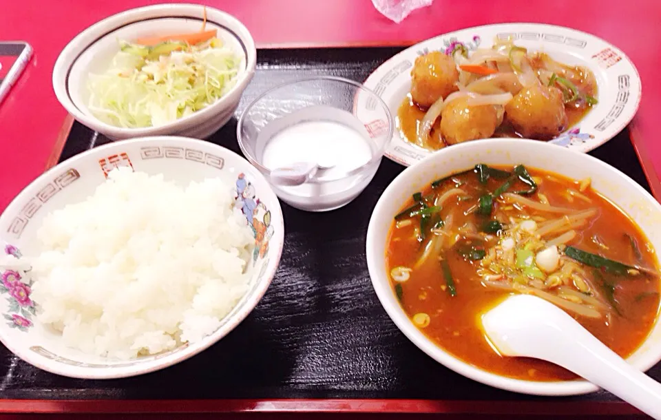 Snapdishの料理写真:辛みそラーメンと海老団子|yayamiさん