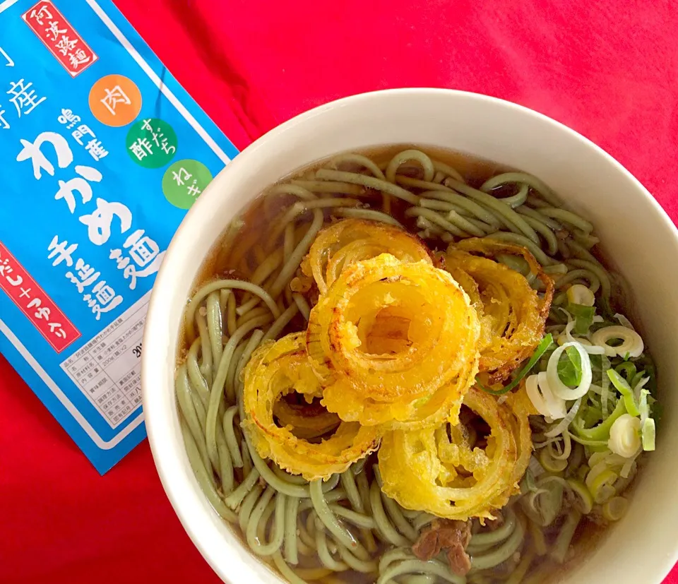 鳴門特産わかめ麺をあったか汁でいただきました^_^✌️GOOD✌️輪切り玉ねぎの天ぷらのせて（≧∇≦）💓|はみちゃんさん