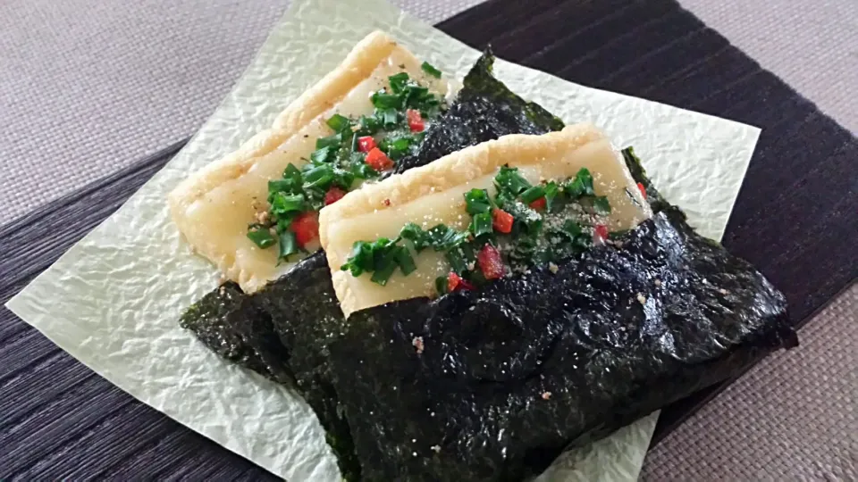 もっさんのいなり餅　肉味噌入れてねぎチーズ載せ😋|おちゃわんさん