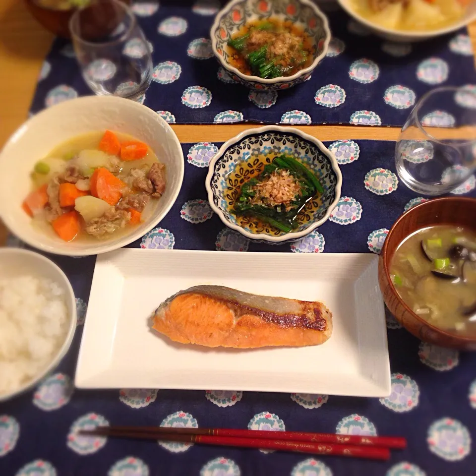 鮭の塩麹焼き
塩肉じゃが(昨日の残り)
ほうれん草のおひたし
しじみの味噌汁|あきさん