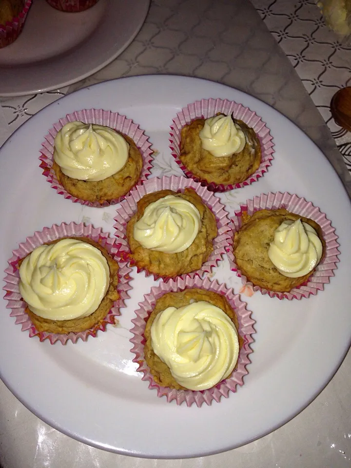 butterless eggless  moist banana muffin with cream cheese topping|Jeawelさん