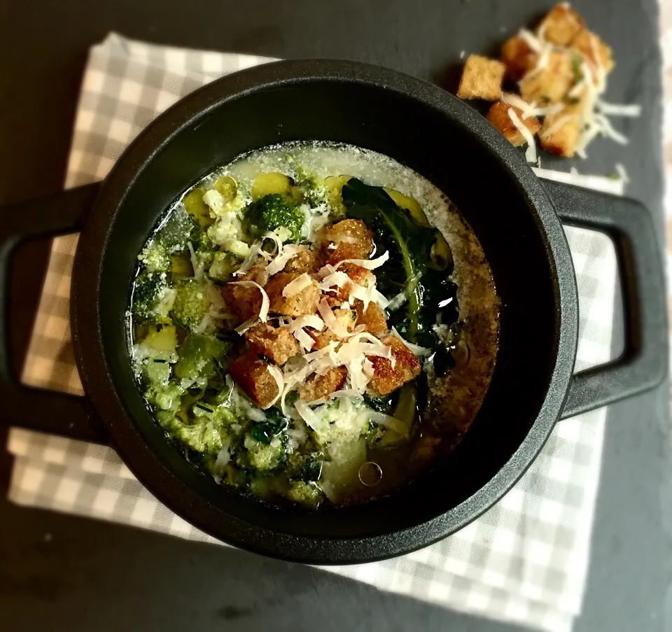 Broccoli soup, cheese & crostini|laura giardinaさん