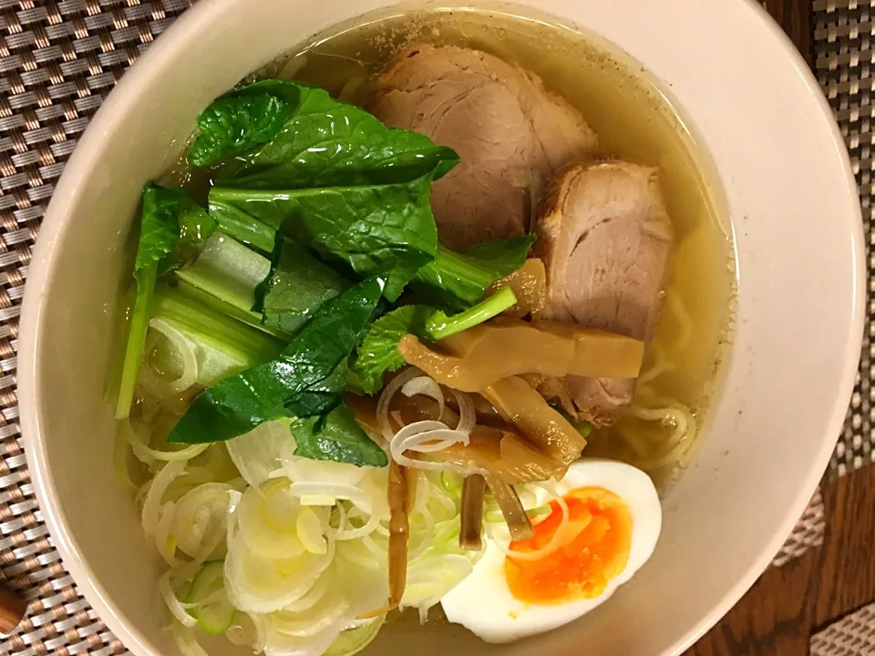 Snapdishの料理写真:自家製チャーシュー入り
炙り塩ラーメン|yukarinさん