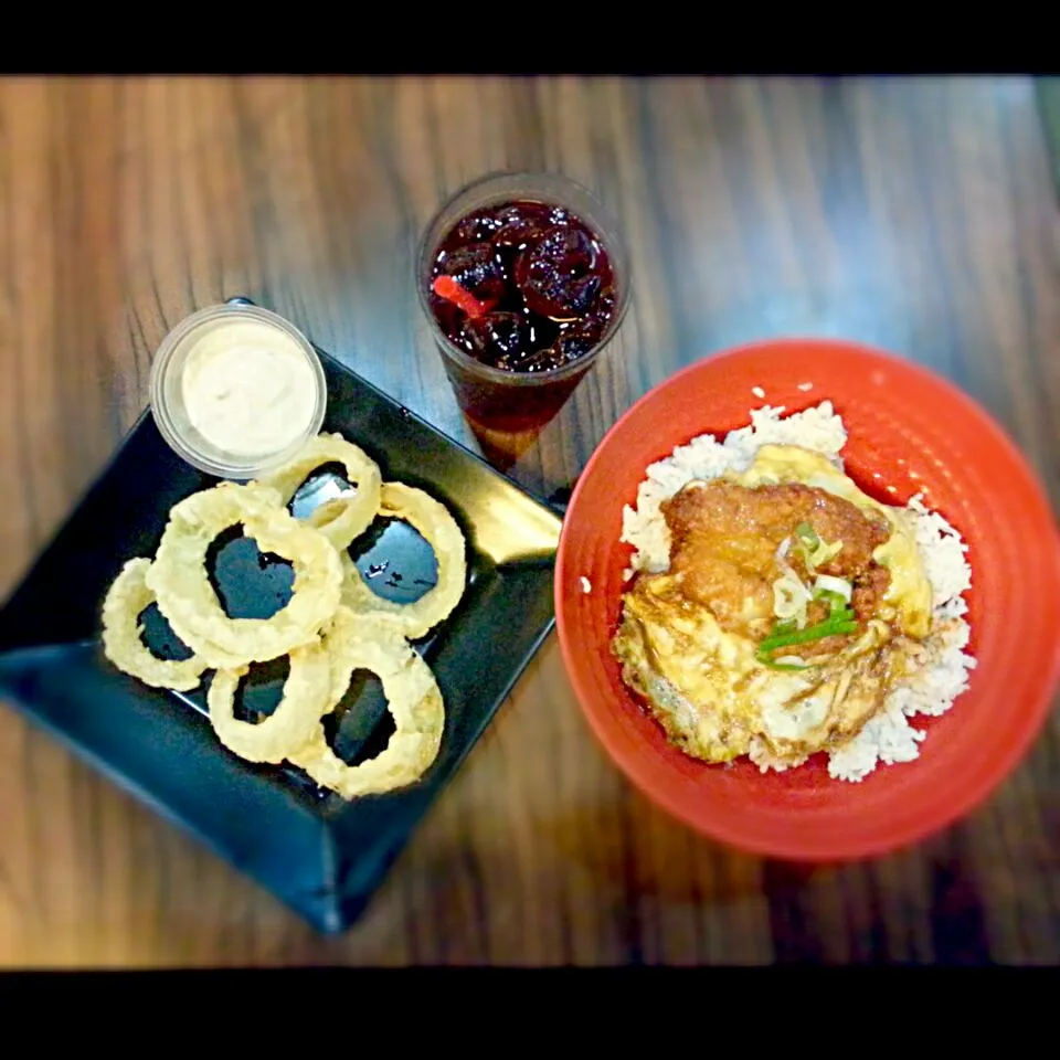 pork katsudon and onion rings|KaJa Laderoさん