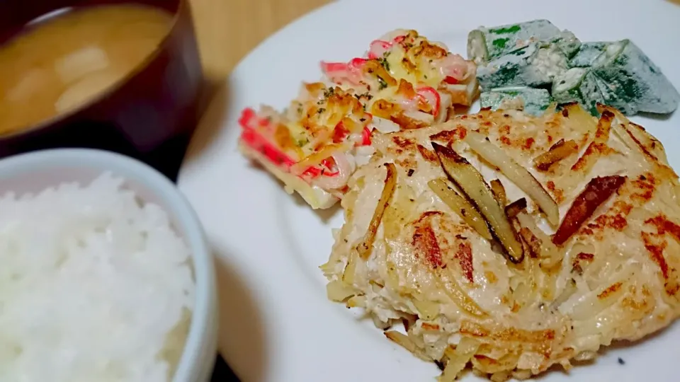 Snapdishの料理写真:じゃがいもハンバーグ
カニカマちくわ
オクラぽん酢マヨ
納豆と麩の味噌汁|やっちさん