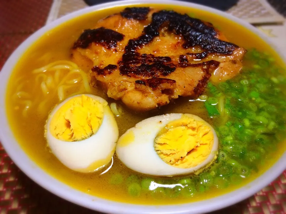 Miki Sanoさんの料理 蕎麦屋のカレーは、なぜ旨い？ってなわけで カレーおでんダシと醤油にヤラれちゃう😋で カレーラーメン 即席タンドリーをチャーシュー代わりに|佐野未起さん