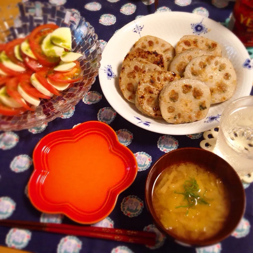 れんこんはさみ焼き
トマトとモッツァレラのサラダ
味噌汁|あきさん