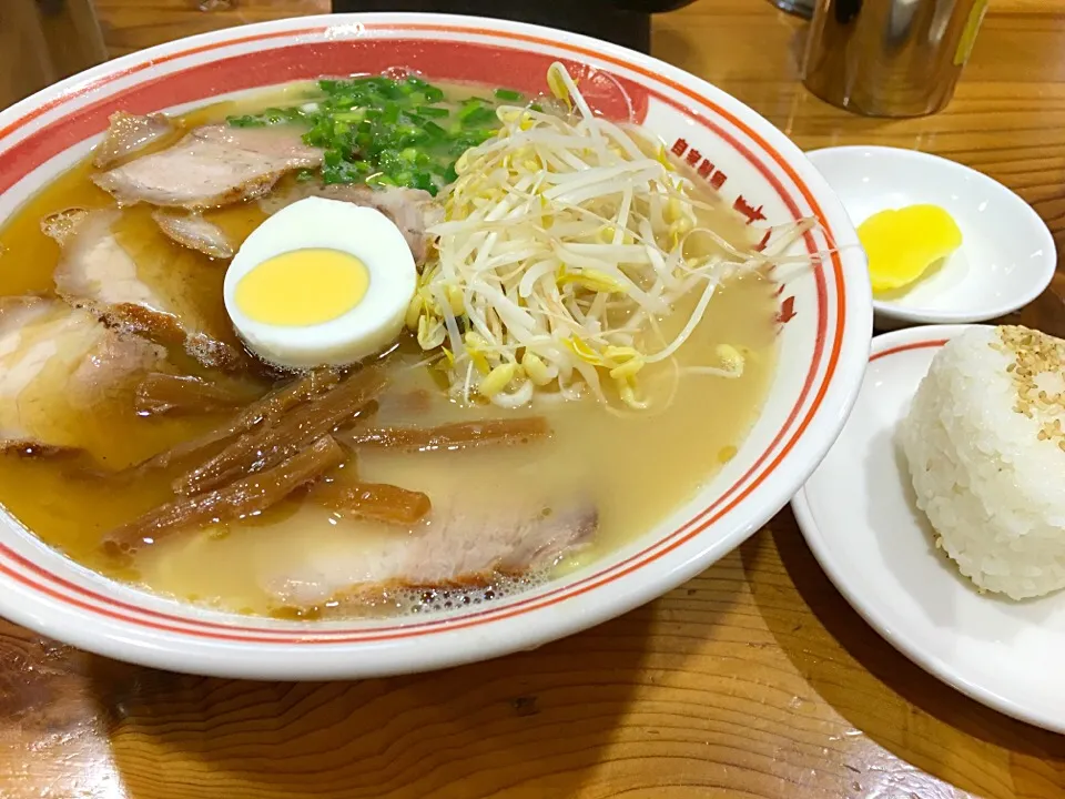 さといもラーメンの特製大盛＋おにぎり|Daisuke  Ikebeさん