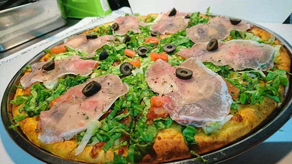 pizza salad with italian prosciutto|Ton Gourmetさん