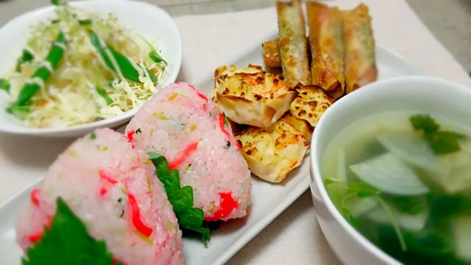 おにぎり🍙&余った餃子の皮料理～
の晩ごはん✨|kaz(*･ω･)さん