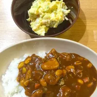 Snapdishの料理写真:まめカレー&ポテトサラダ|ちゃんちゃんさん