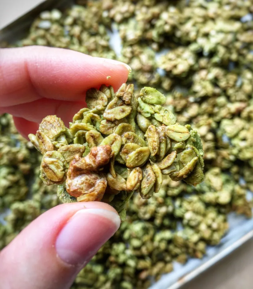 Homemade matcha granola clusters|coxiella24さん