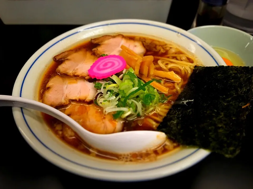 Snapdishの料理写真:肉煮干し中華そば 醤油 大盛り 生玉子|さとうさんさん