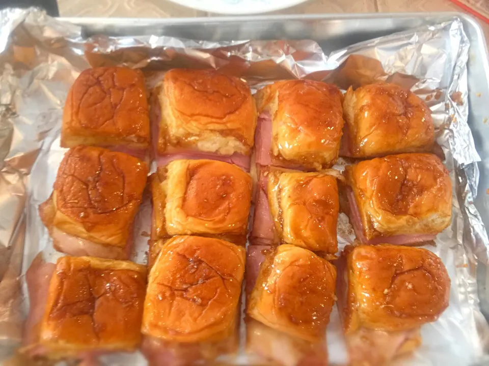 Ham and cheese sweet rolls sliders|Beth Johnny Andersonさん