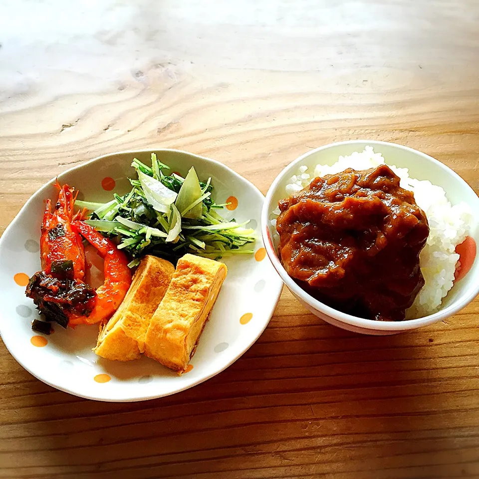 あるもので簡単ランチ。水菜、玉ねぎ、生姜の炒め物、適当海老チリ、卵焼き、昨日のカレー。|pepiさん