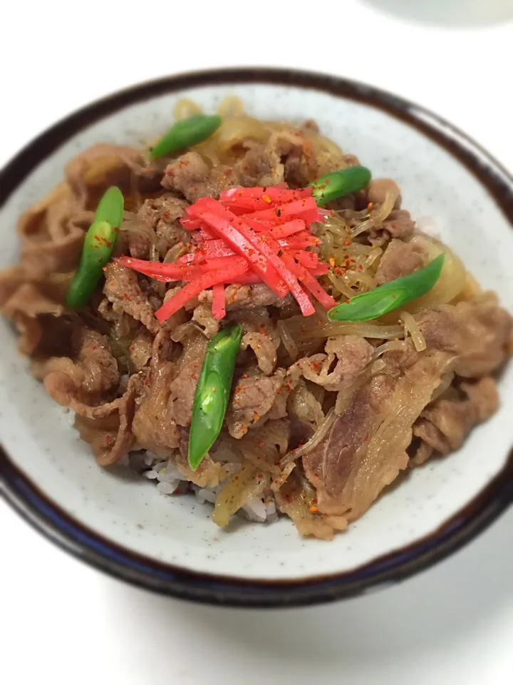 Snapdishの料理写真:遅めのお昼は牛丼☆|よっちゃんまるさん