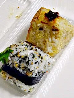 Snapdishの料理写真:おむすび権兵衛のおむすび２種（しそちりめん、昆布玄米）|すーさん