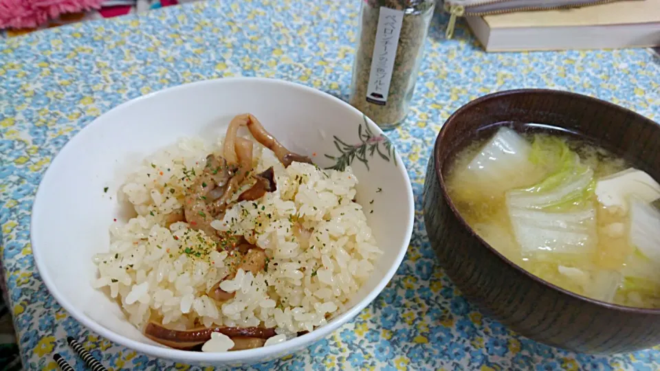 Snapdishの料理写真:野菜だしで炊いたキノコの炊き込みご飯。ペペロンチーノ風味|わこさん