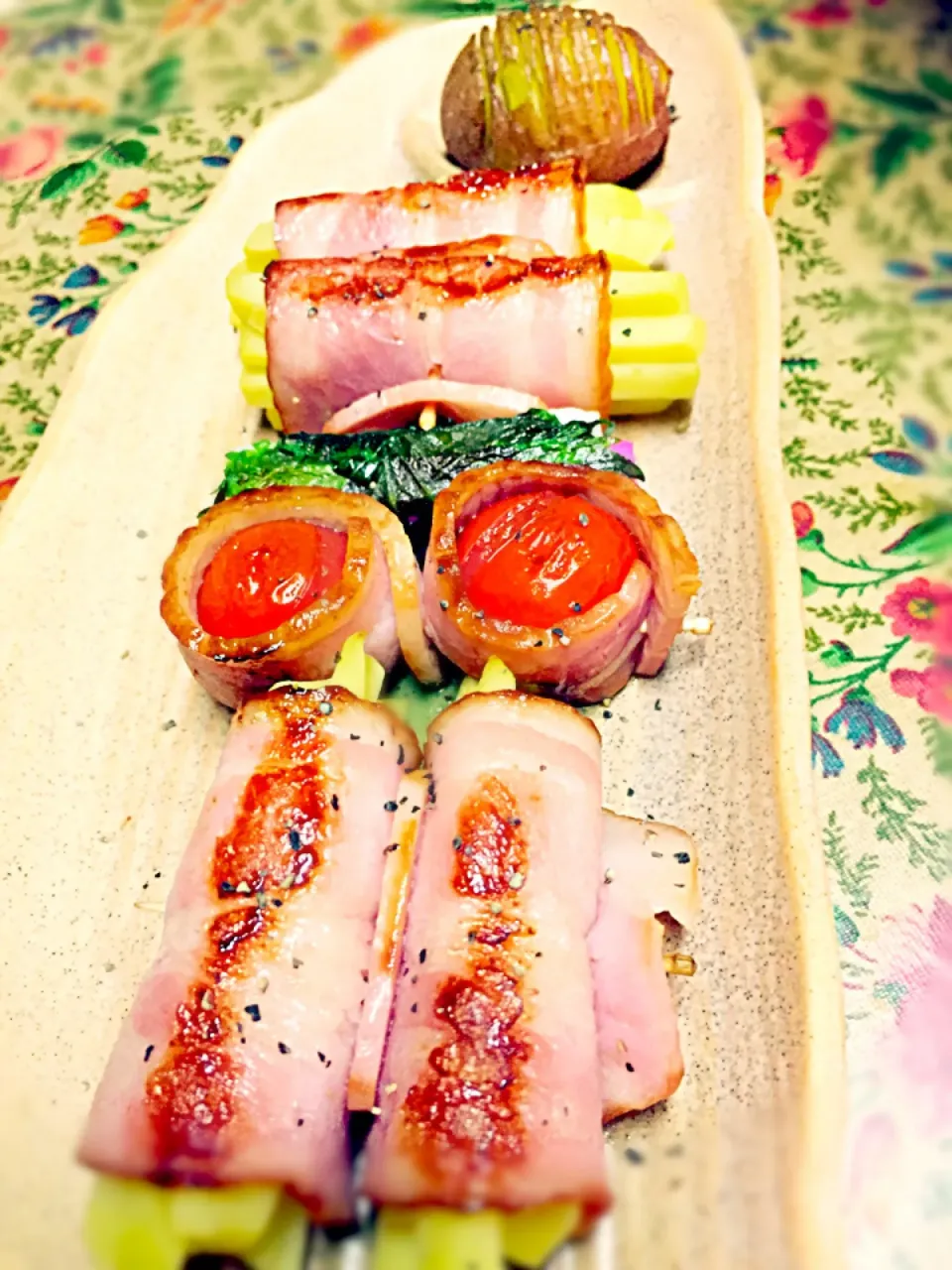 Snapdishの料理写真:baconまきまき。おじゃが芋がメイン。トマトもまきまきしたよ。味付けなし、black pepper食べる前にまいたよ。|🎀Ｍiwa🎀さん