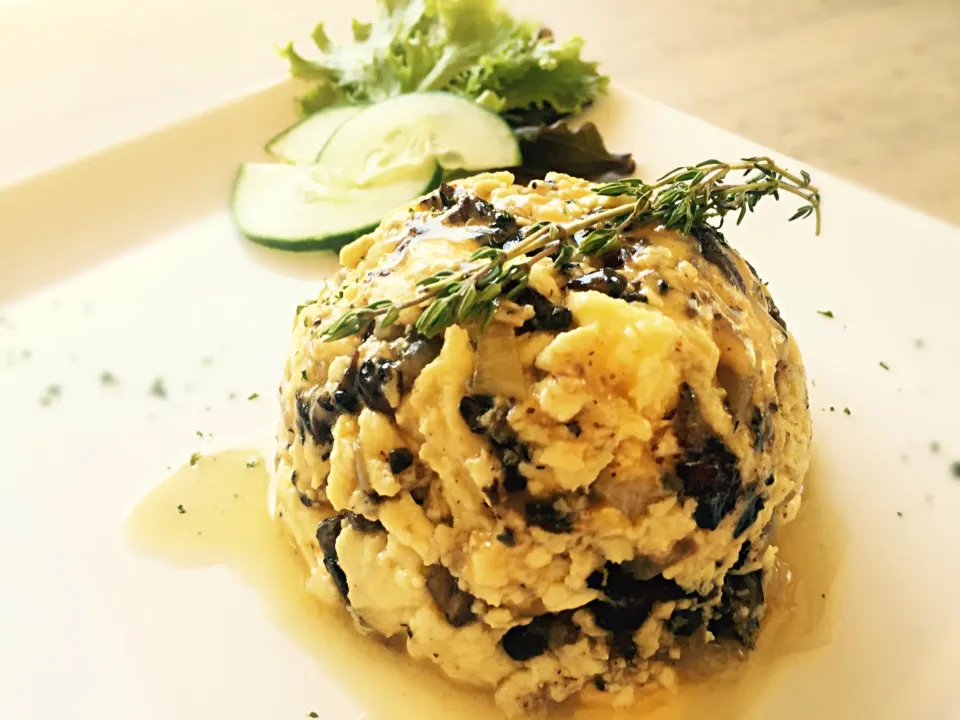 Scrambled eggs, mushroom, onion, cheese and herbs|Sergio Lacuevaさん