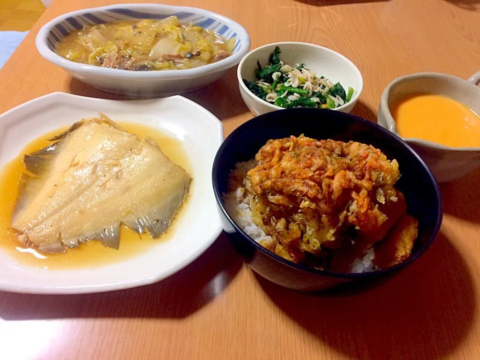 カレイ煮付け、白菜と鯖味噌缶のとろうま煮、人参ポタージュ、ほうれん草と桜エビあえ、（子供）どデカかき揚げ丼|ちゃこさん