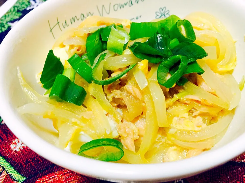 ぱぱっと玉ねぎツナの玉子丼|きしめい⋈*.。さん