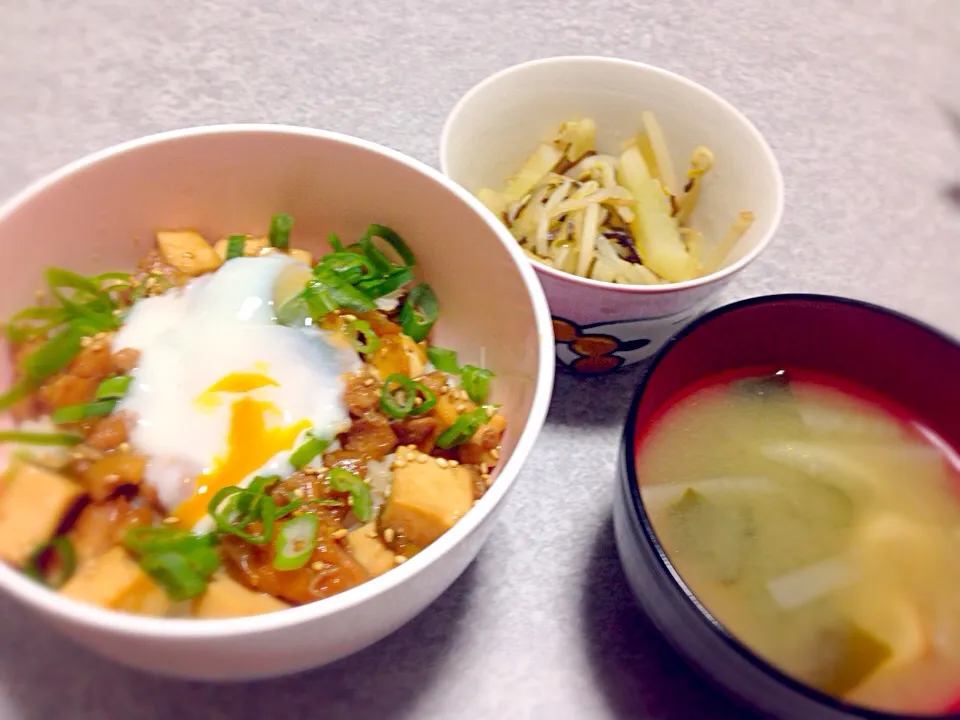 鳥甘辛丼on温泉卵、大根ともやしの塩昆布蒸し|いちごさん